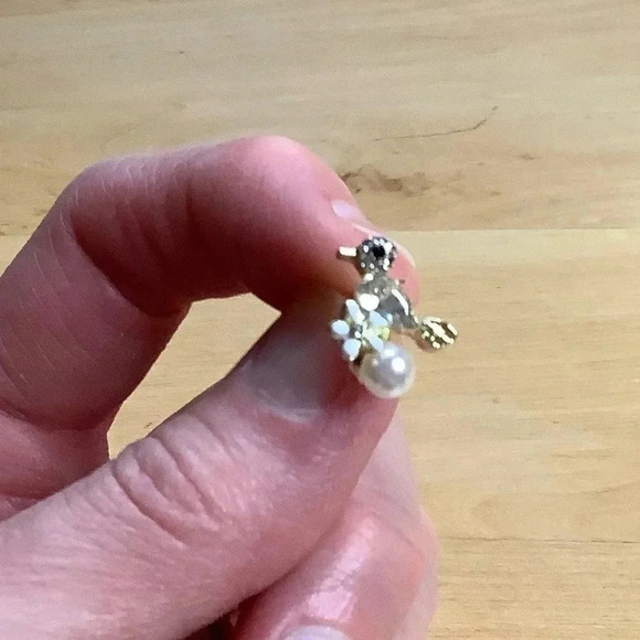 Dainty Gold Tone Bird & Flower Pearl Stud Earrings - Picture 3 of 9